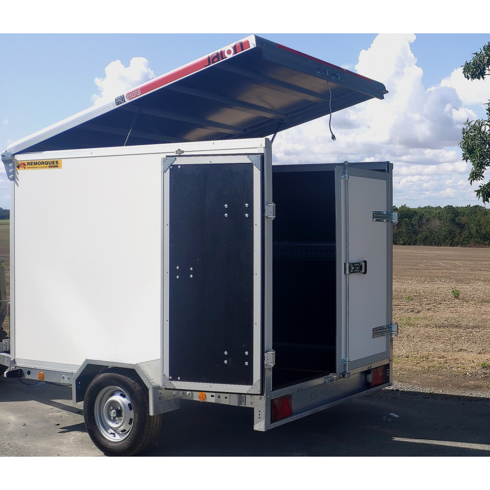 Remorque fourgon avec portes armoires