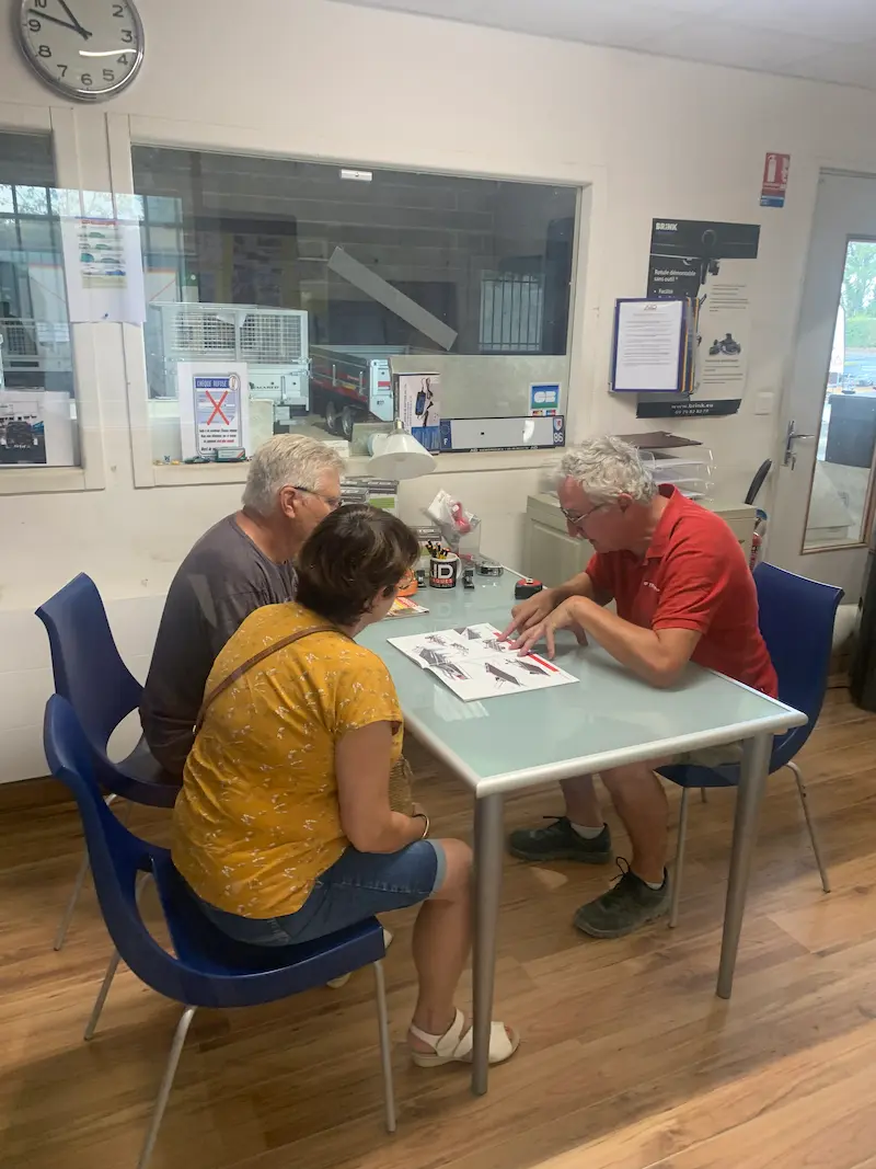 Conseil client au comptoir AID Remorques