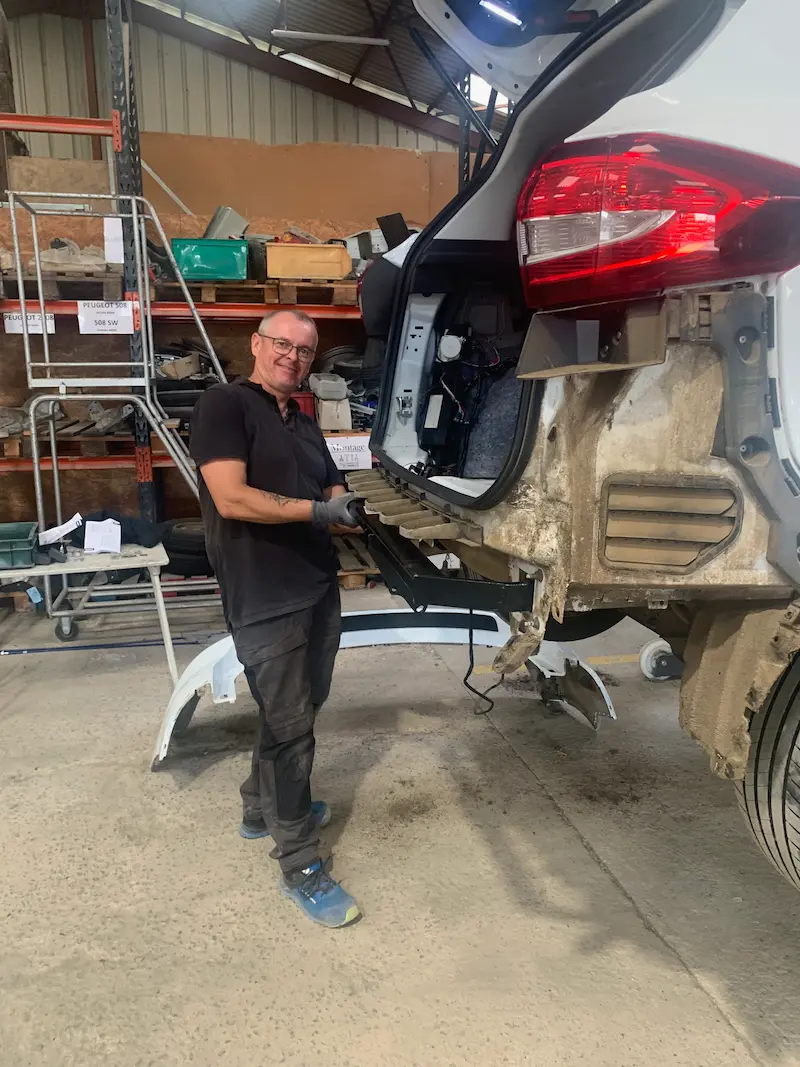 Technicien AID Remorques a l'atelier